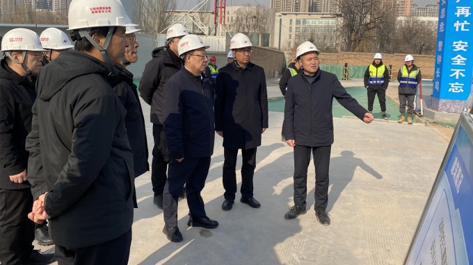 張佩峰到項(xiàng)目施工現(xiàn)場(chǎng)督導(dǎo)檢查節(jié)前安全生產(chǎn)工作